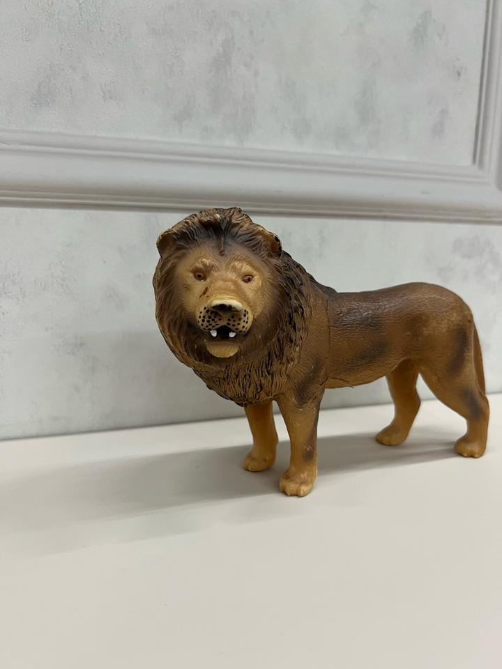 Фигурка лев