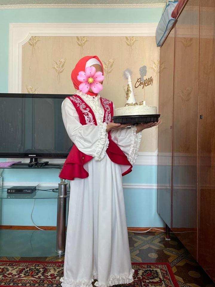 Национальное платье с жилетом и головным убором