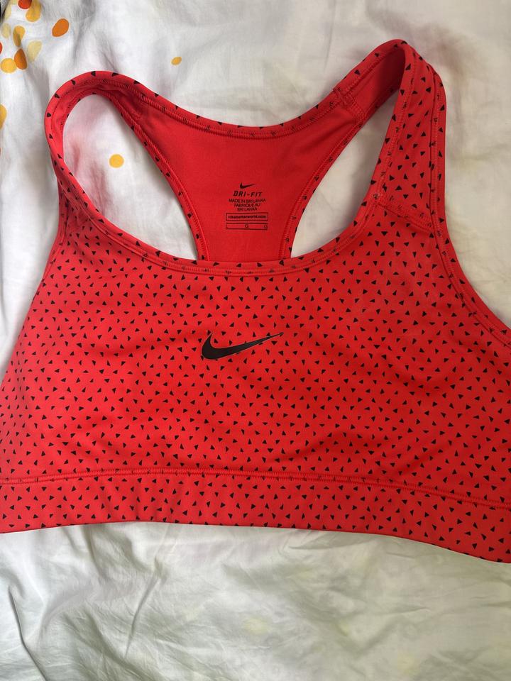 Спортивный топ Nike