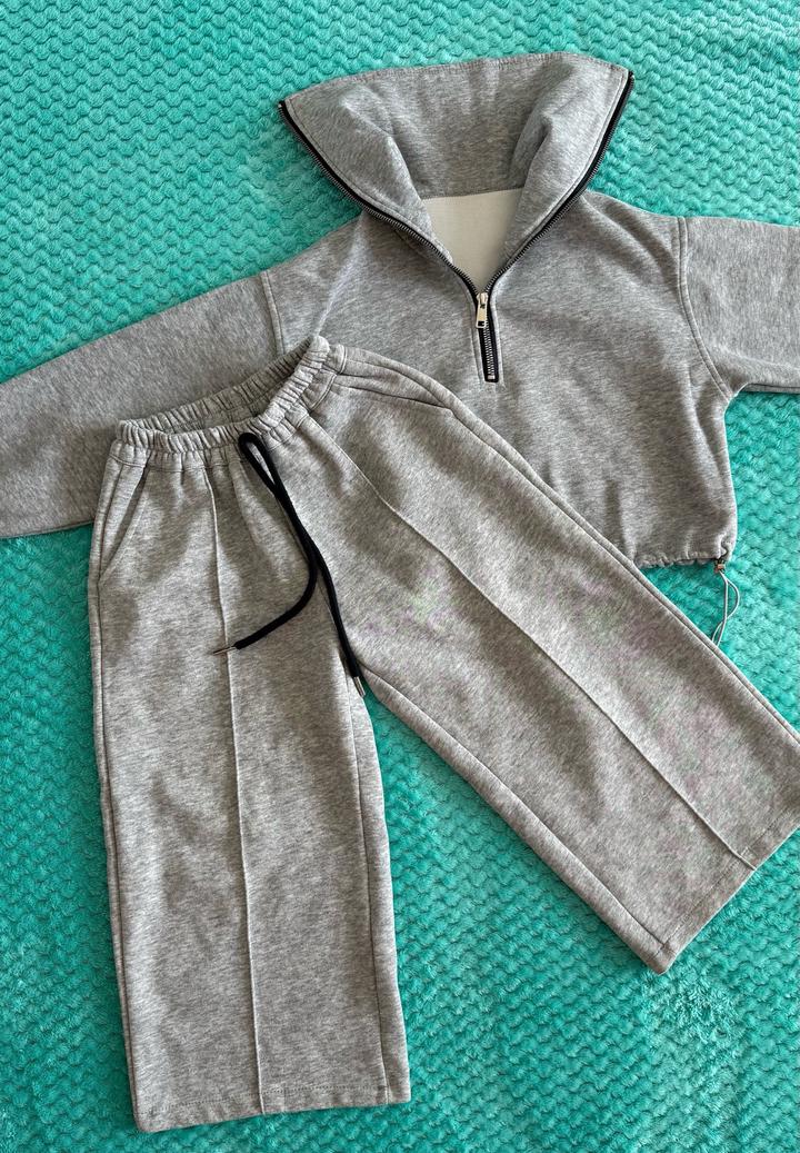 Спортивный костюм со свитшотом на молнии и брюками 4-5,5 лет