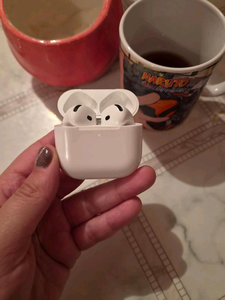 Appel продам airpods 4 с активным шумодавом