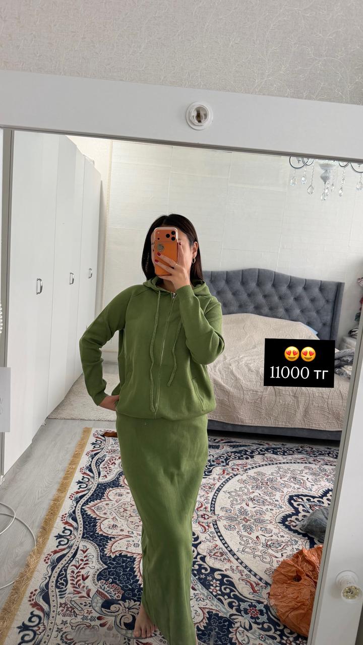 Трикотажный костюм с худи и юбкой
