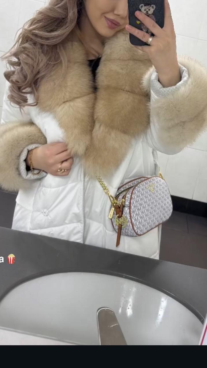 Стеганый пуховик с меховым воротником