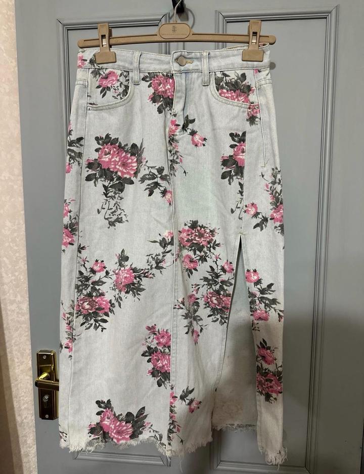 Zara Джинсовая юбка миди с цветочным принтом и разрезом