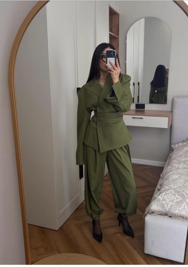 Женский костюм с приталенным пиджаком Zara