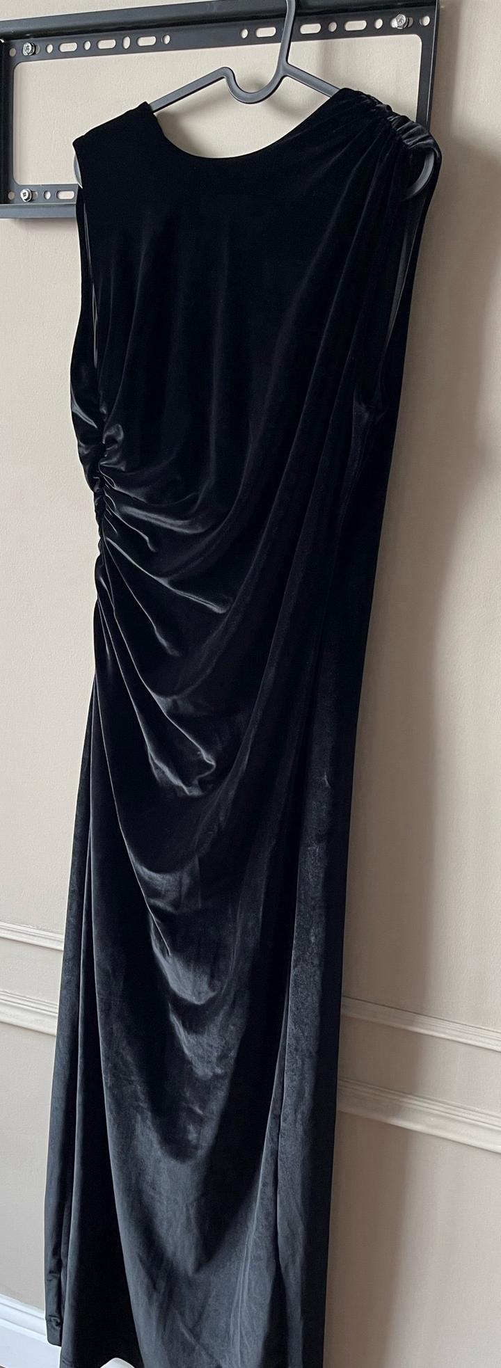 Черное бархатное платье Zara