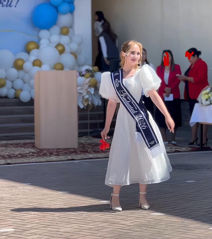 Белое платье миди с пышными рукавами