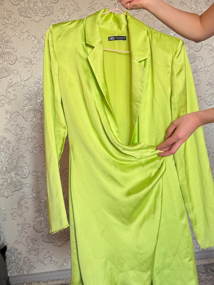 Платье ZARA с драпировкой и длинным рукавом