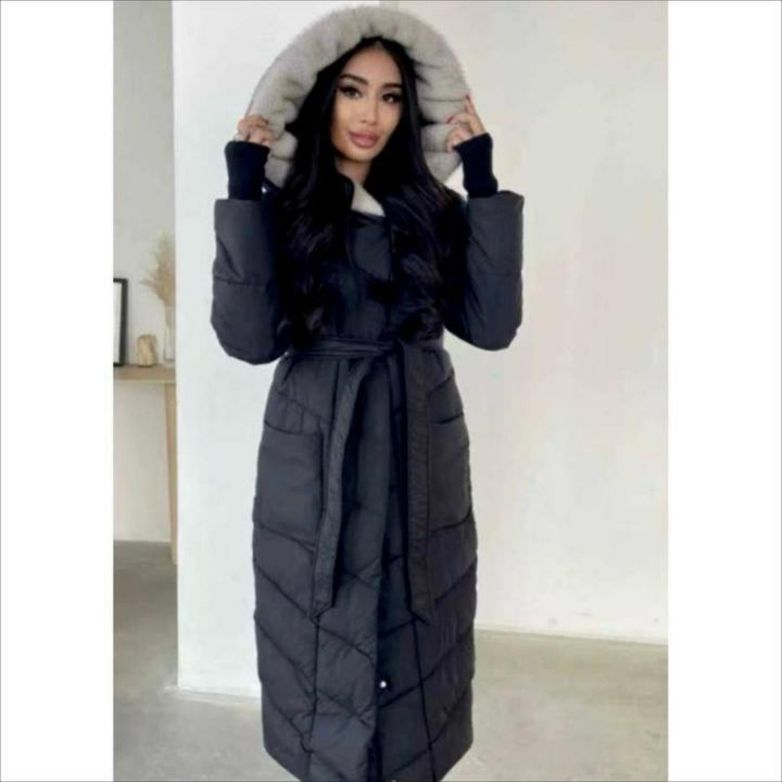 Длинный зимний стеганый пуховик с меховым капюшоном