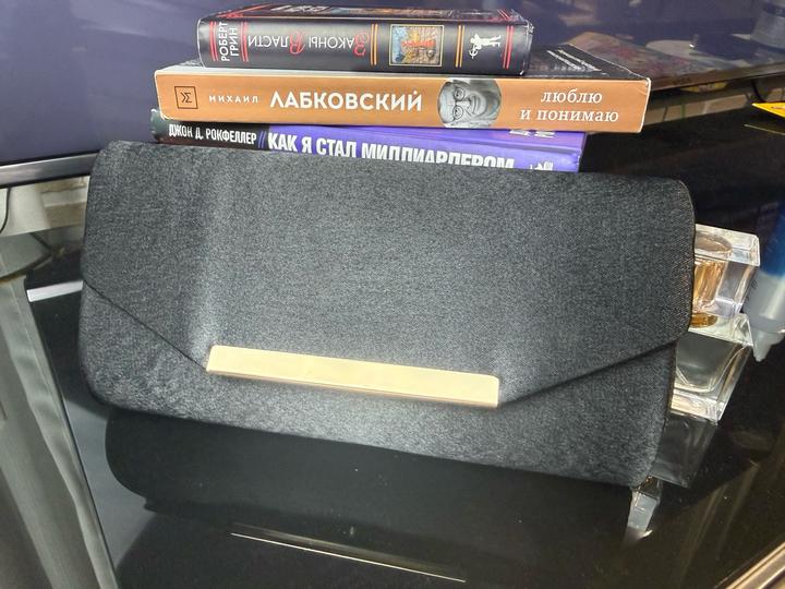 Черный атласный клатч