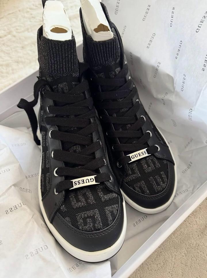 Женские кроссовки Guess