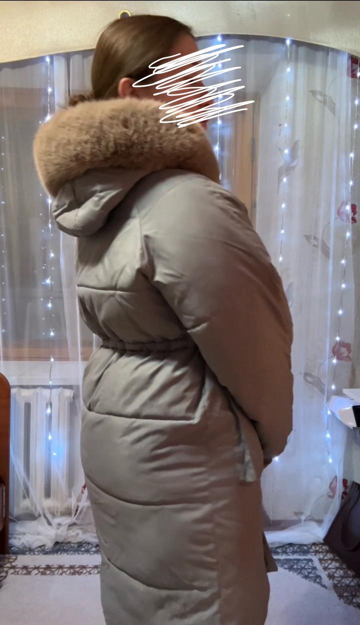 Удлиненный пуховик с меховым капюшоном