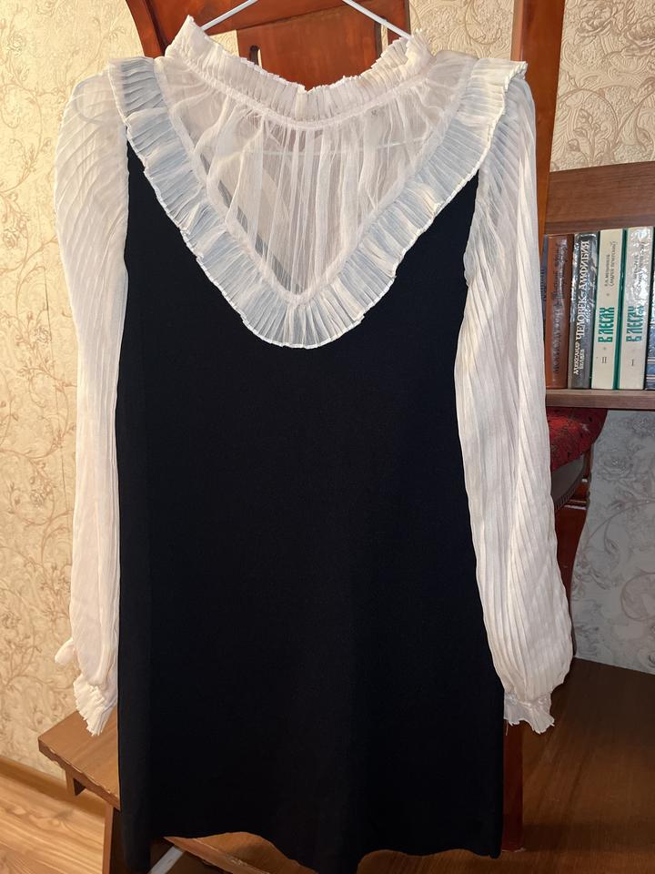 Платье с белыми плиссированными рукавами Zara