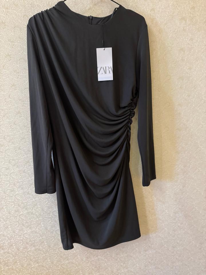 Черное платье Zara с драпировкой