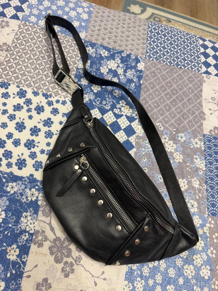 Pull & Bear Поясная сумка с заклепками