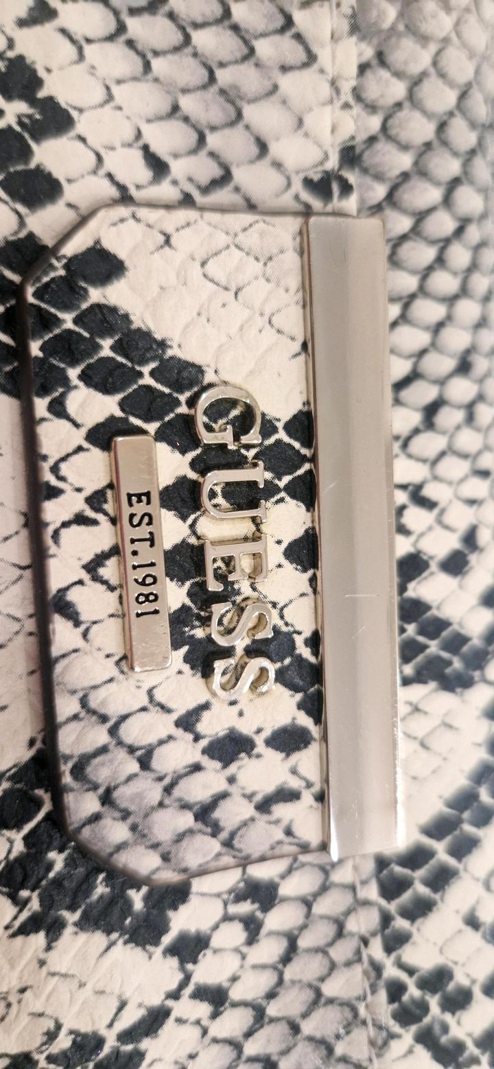 Женский клатч Guess со змеиным принтом