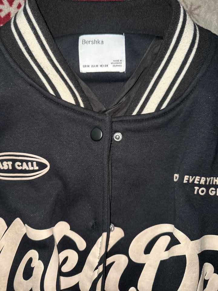 Бомбер Bershka