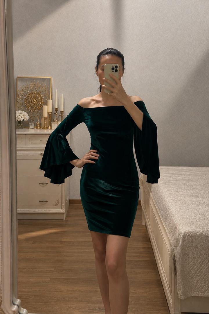 Бархатное платье с открытыми плечами