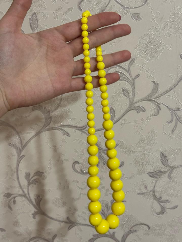 Желтые бусы на резинке