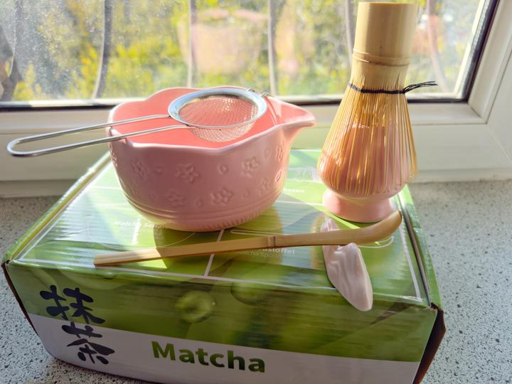 Розовый набор с цветочками для приготовления матча