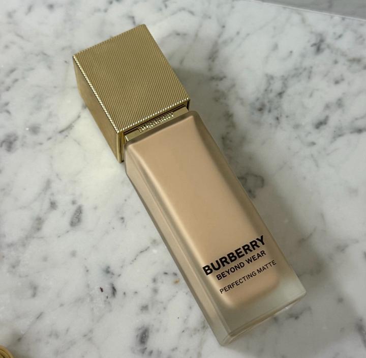 Тональный крем Burberry Beyond Wear Perfecting Matte