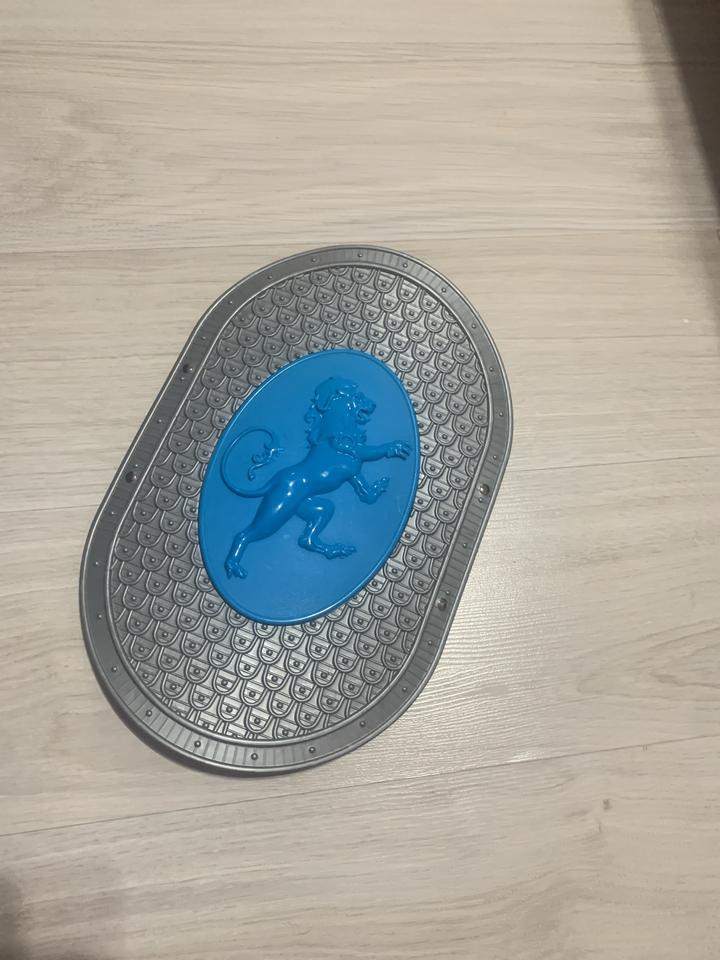 Игрушечный рыцарский щит