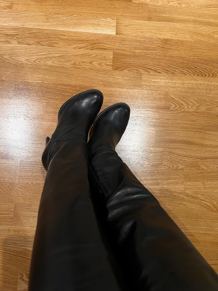 Stuart Weitzman Женские кожаные сапоги на каблуке