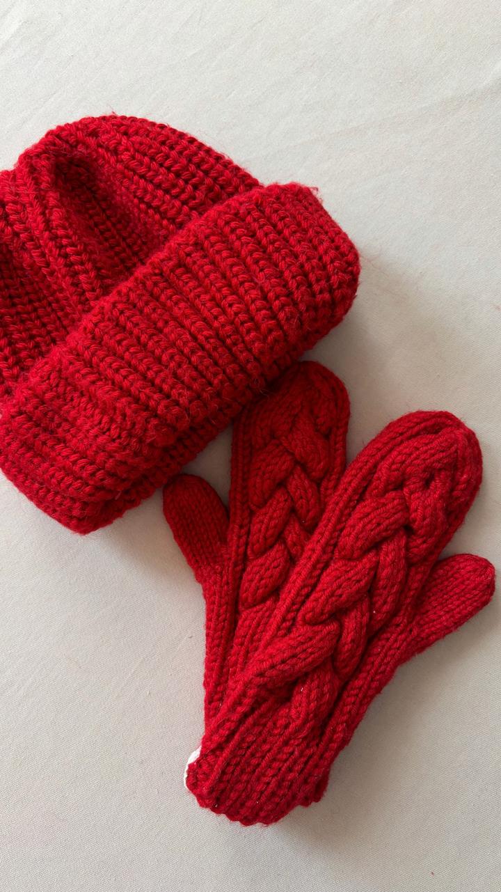 Handmade (ручная работа) Вязаный комплект шапка и варежки