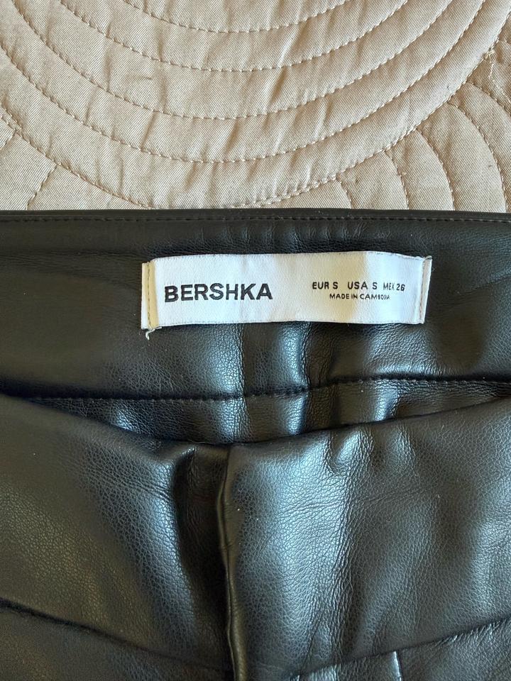 Брюки Bershka из экокожи