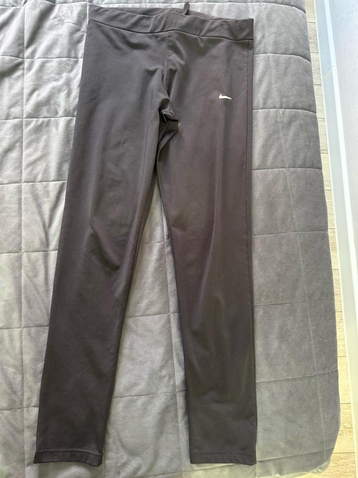 Спортивные леггинсы Nike