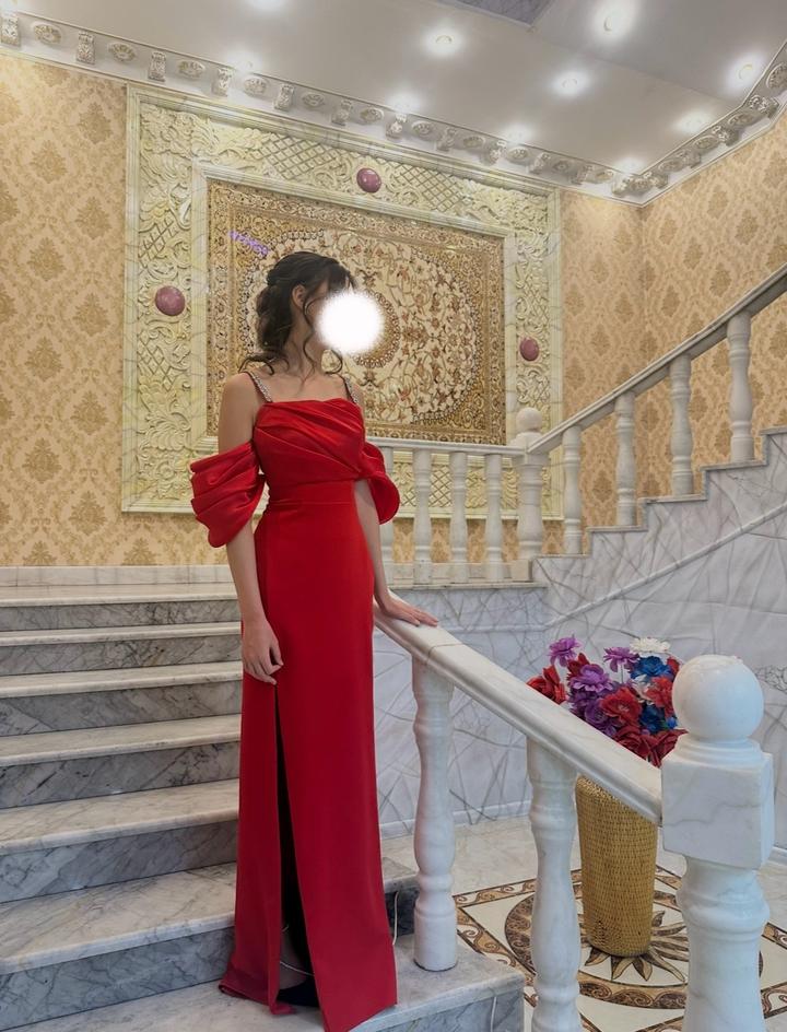 Вечернее платье макси с открытыми плечами и разрезом