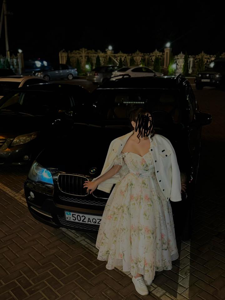 Платье с цветочным принтом и открытыми плечами