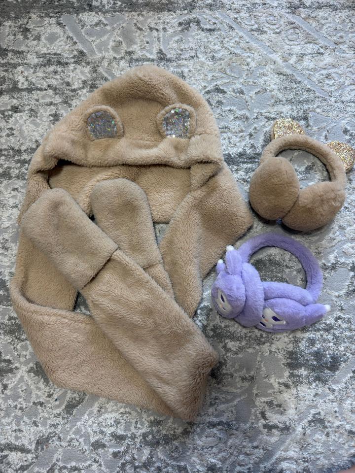 Шапка с рукавами и наушники для девочки