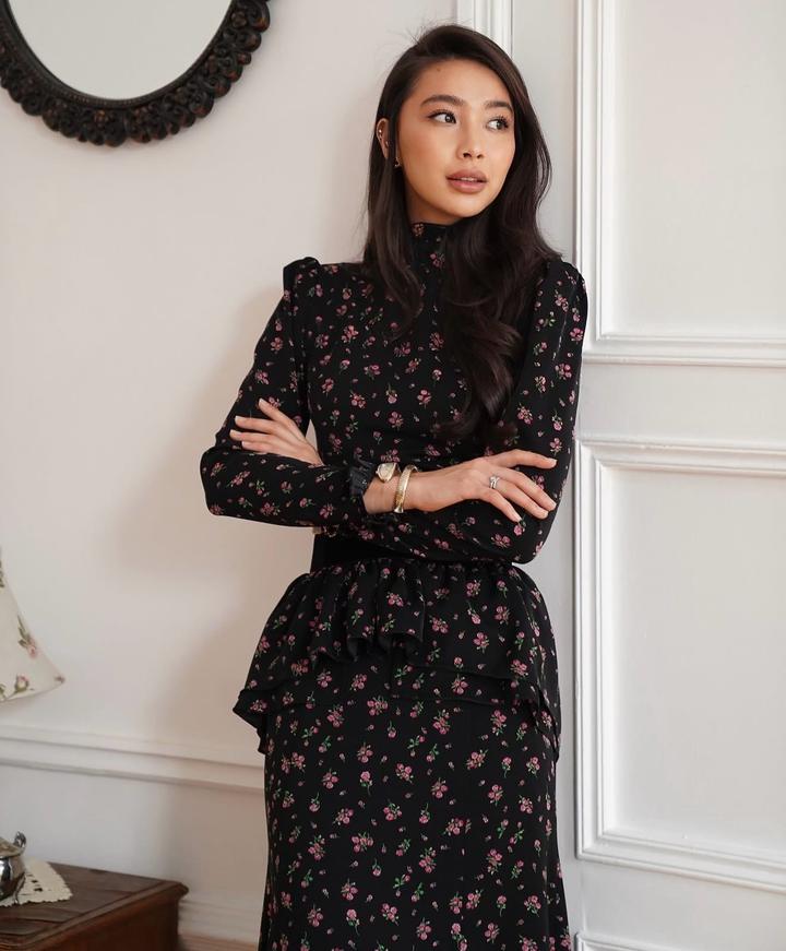 Alisha Atelier Платье миди с цветочным принтом и баской