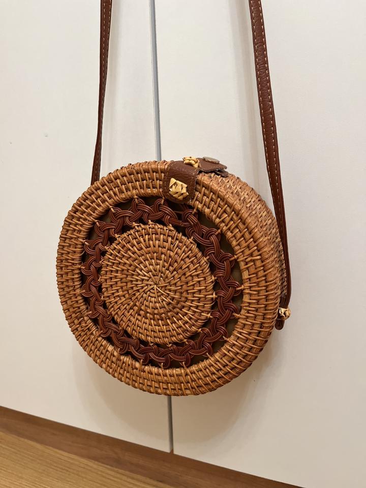Плетеная круглая сумка из ротанга