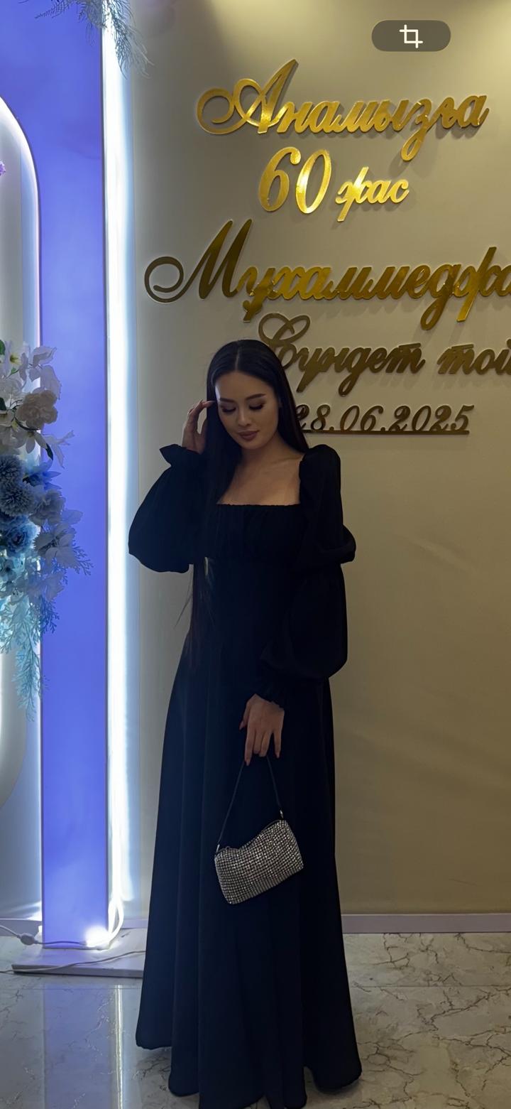 Черное платье в пол с объемными рукавами