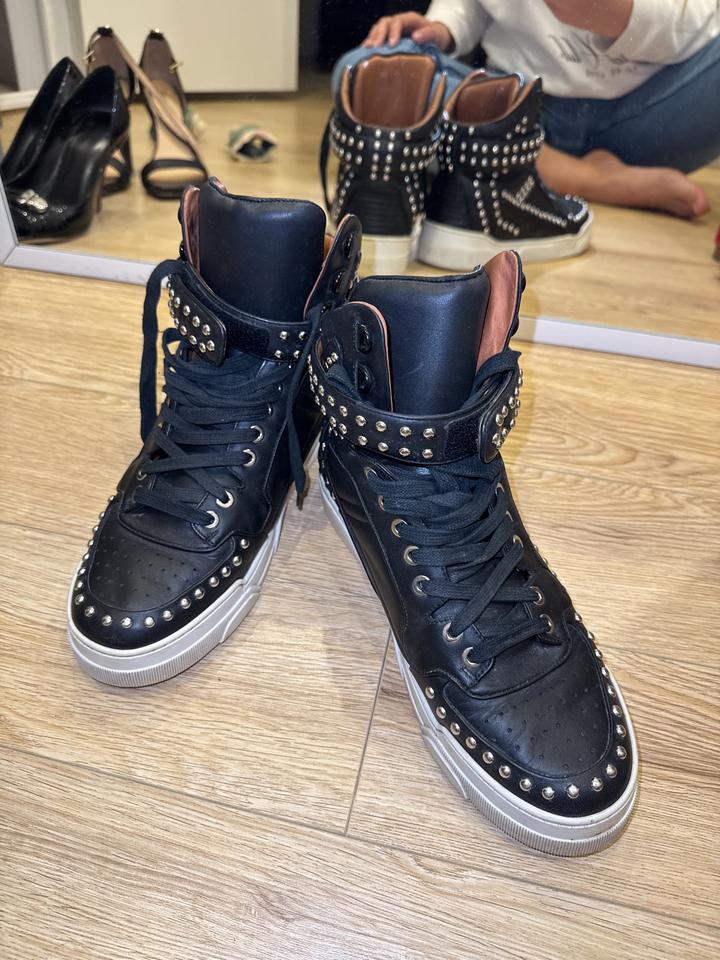 Givenchy кожаные кроссовки с заклепками 38 размер