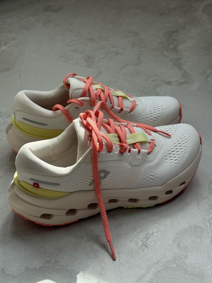 On Running Женские кроссовки ON Cloudrunner 3