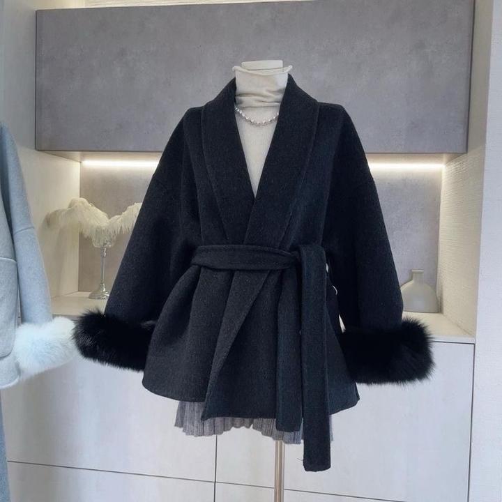 Укороченное пальто с меховыми манжетами