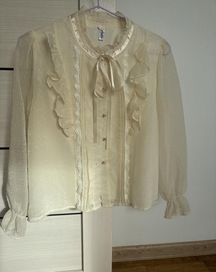 Fashion Блузка с кружевом и рюшами
