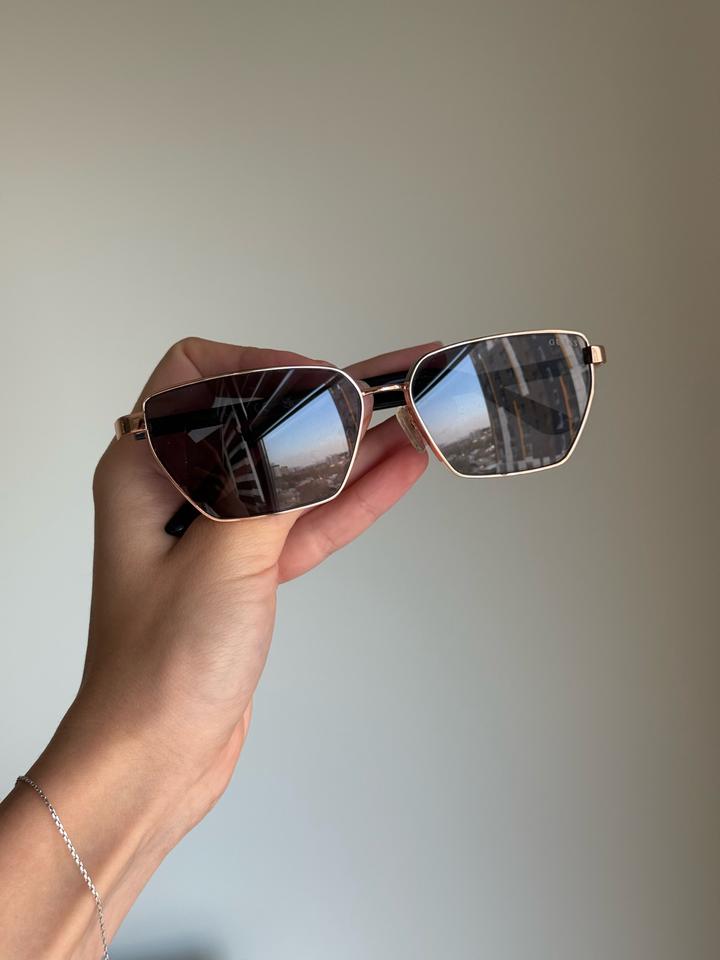 Солнцезащитные очки Guess