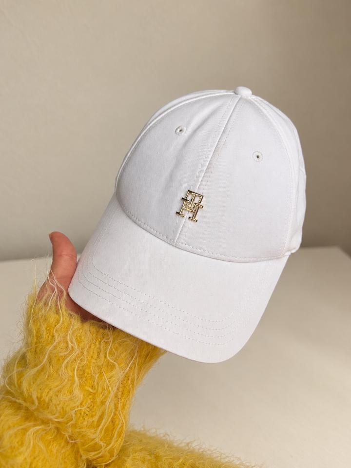 Белая кепка Tommy Hilfiger с золотистой эмблемой