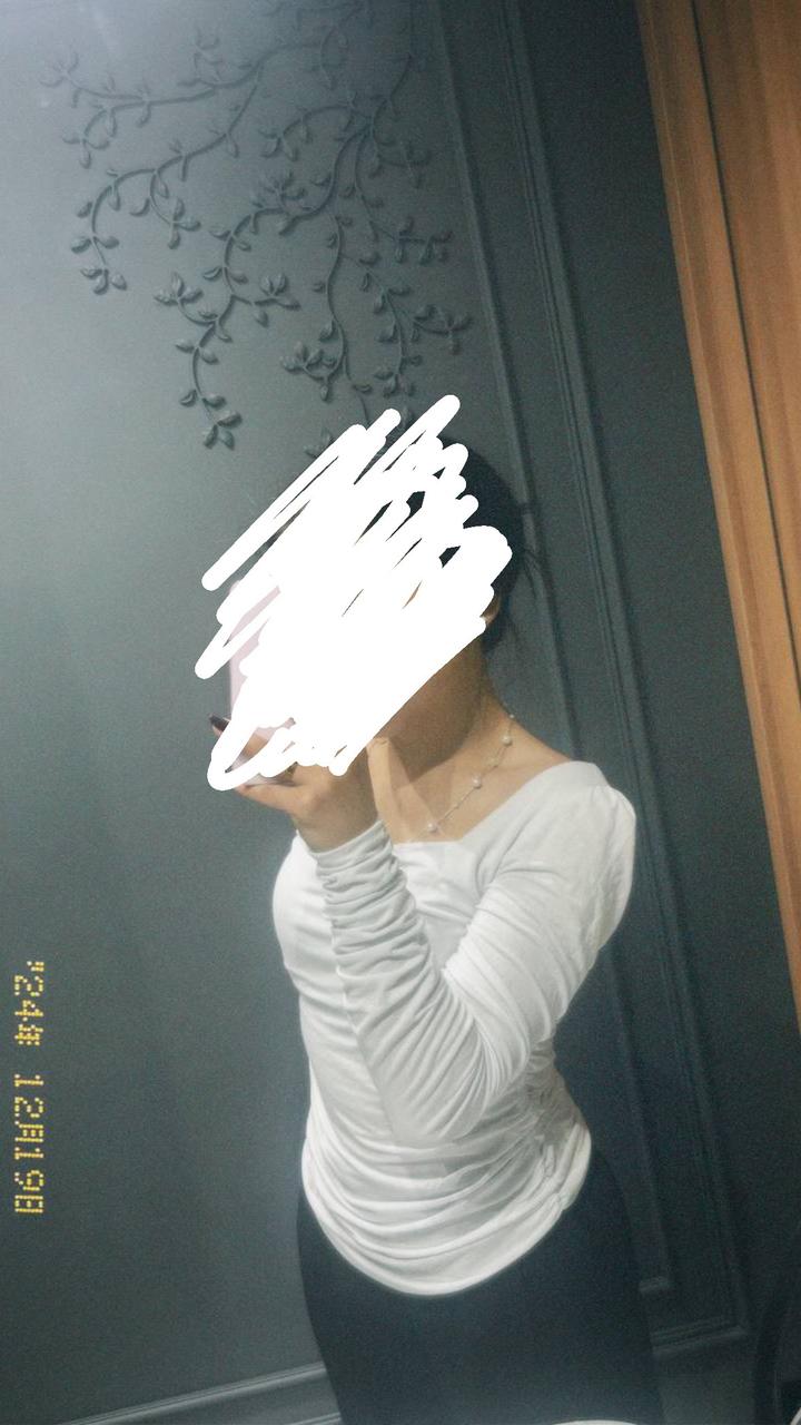 Белый лонгслив с длинным рукавом