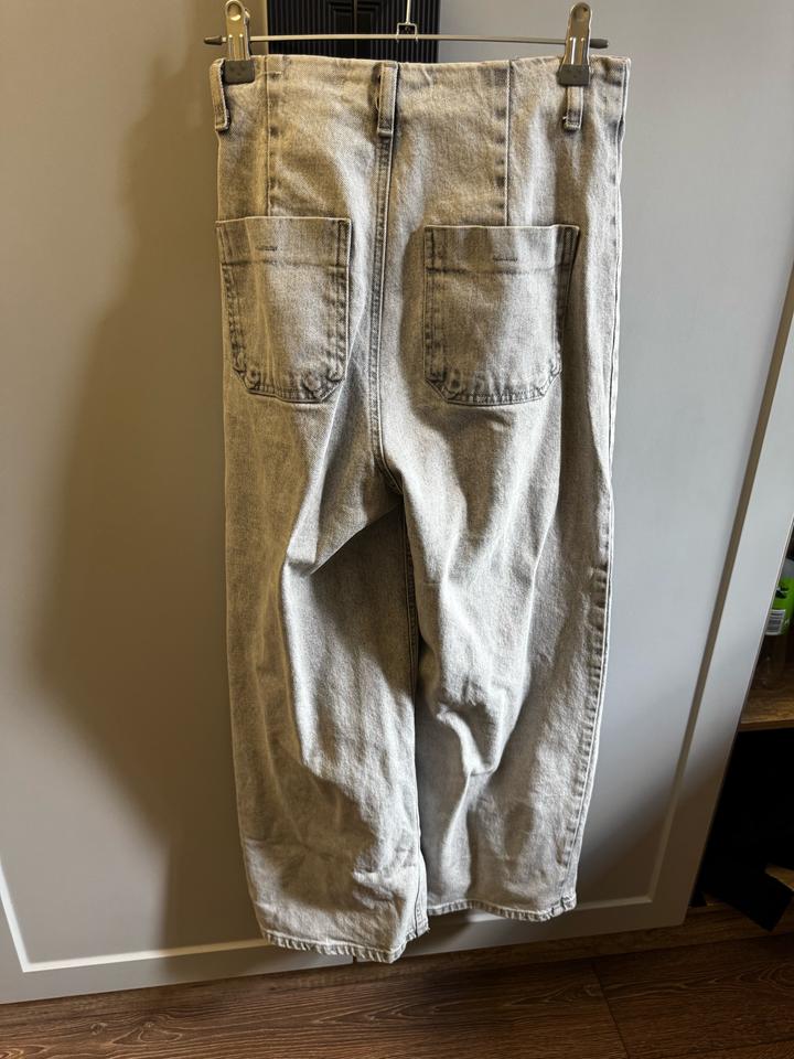 Серые джинсы Bershka