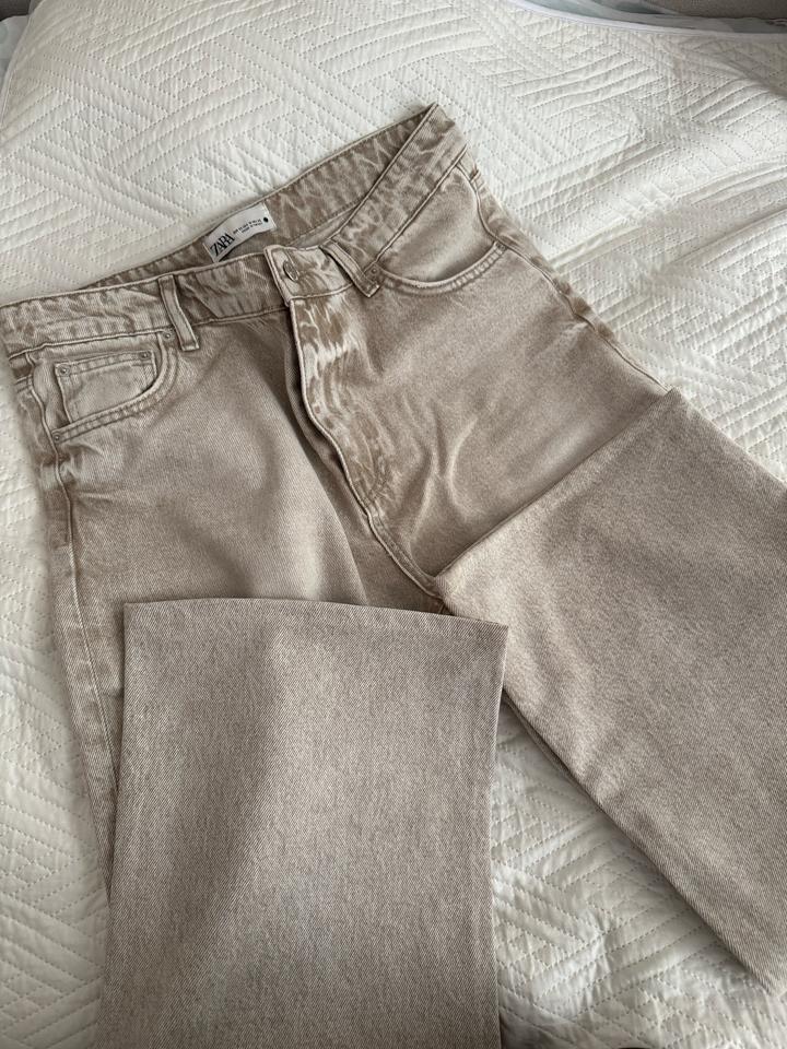 Светло-бежевые джинсы ZARA
