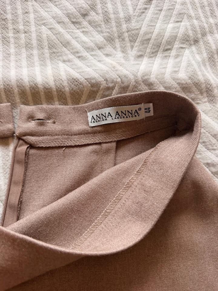 Бежевая юбка казахстанского бренда Anna Anna