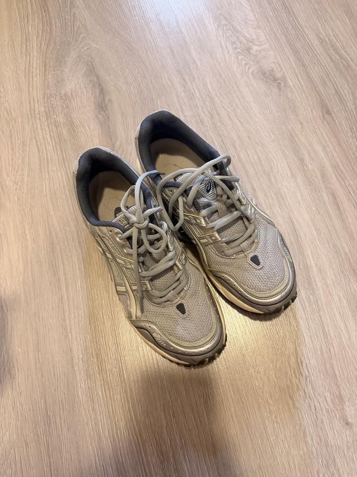 Кроссовки asics