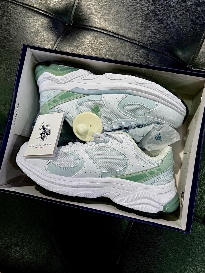 Кроссовки женские