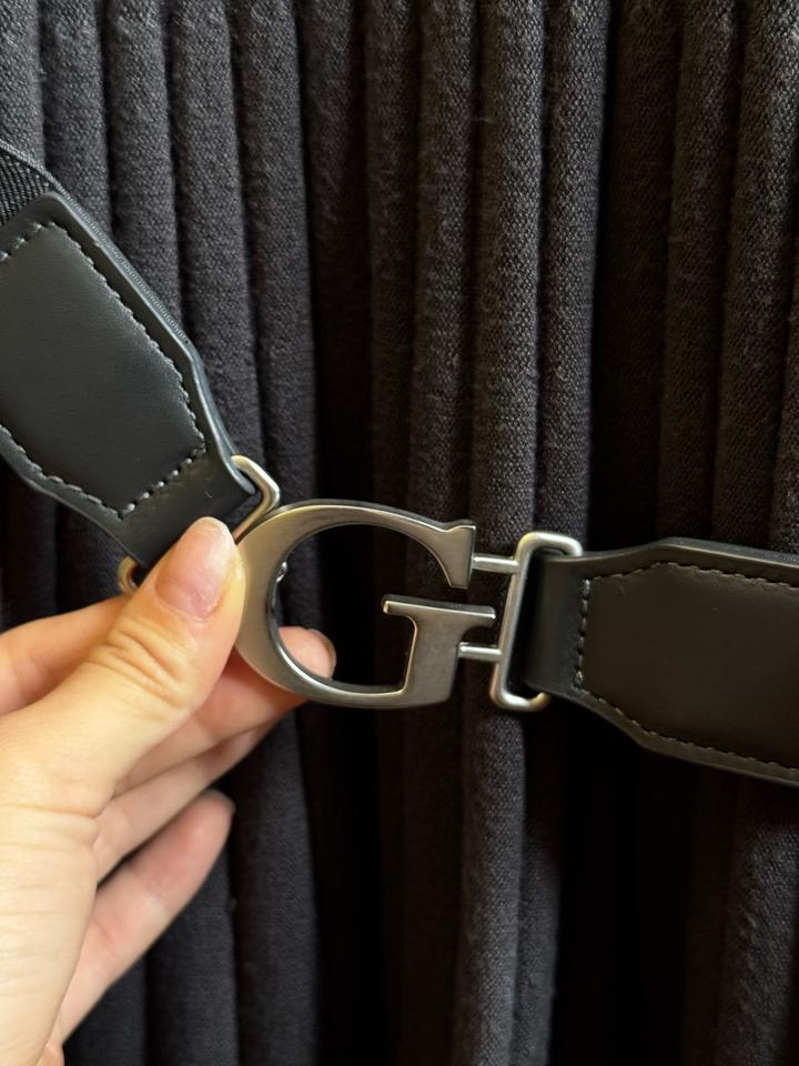 Серое платье Guess