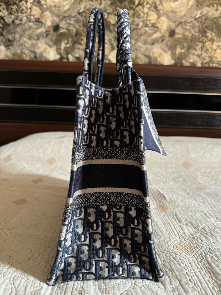 Medium Dior Book Tote для Алии